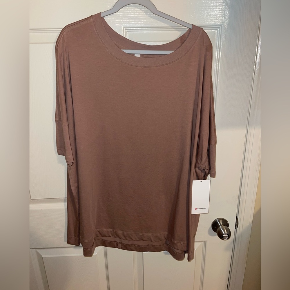 lululemon T-shirt, Size L! Never worn!